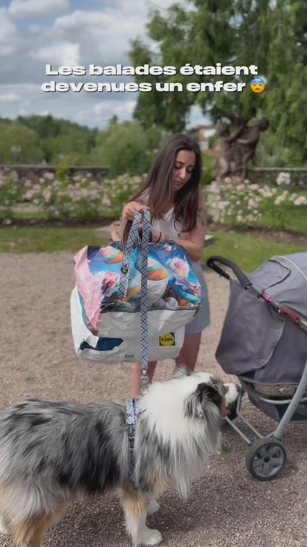 Laisse rétractable mains libres portée au poignet pendant une balade avec chien
